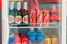 Refrigerador com variadas opções de bebida