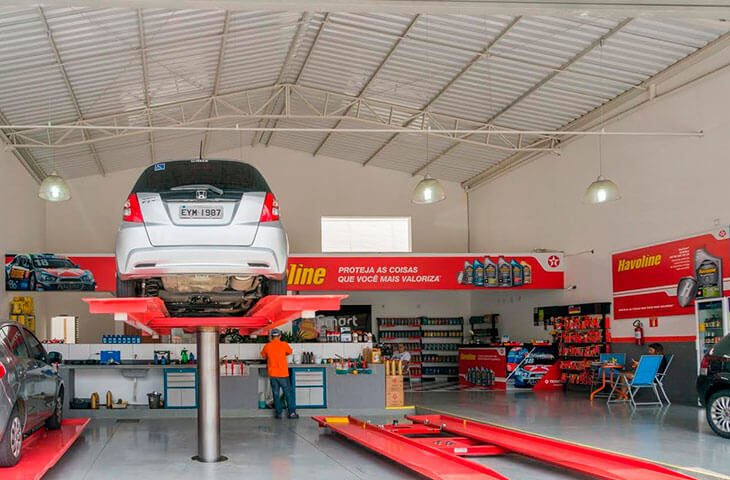 Carro suspenso pronto para a troca de óleo na SmartLube