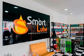 oficina smartlube com pratileira com variados tipos de óleo